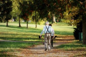 Pareja mayores paseo naturaleza salud