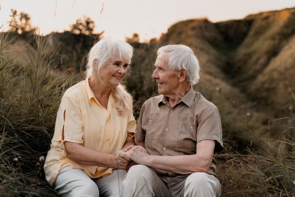 Pareja mayores sentados juntos
