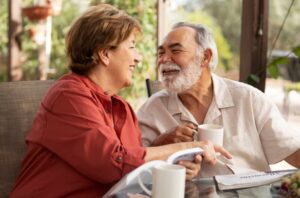 Pareja de personas mayores mirándose y sonriendo