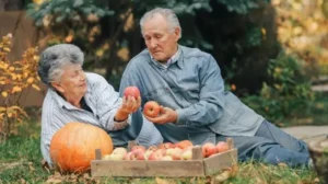 Pareja sentada en un bosque otoño