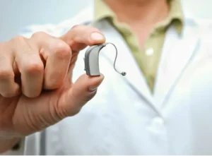 Persona mayor con audifono