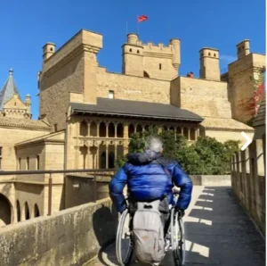 Persona mayor en silla de ruedas en castillo olite