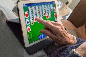 Persona mayor utilizando tablet