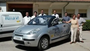 Personas al rededor de coche