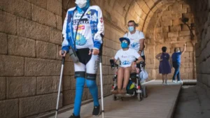 Personas con discapacidad física en paseo accesible
