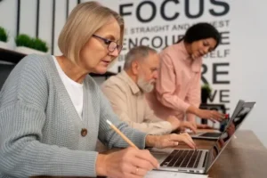 Personas mayores con ordenadores
