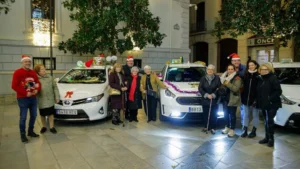 Personas mayores de paseo en taxis por navidad