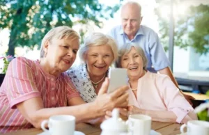 Personas mayores juntos mirando móvil