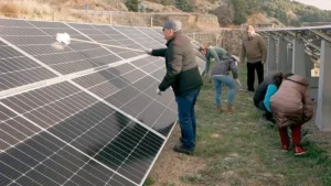 Personas mayores limpiando placas solares