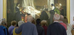 Personas mayores mirando un cuadro del Museo del Prado