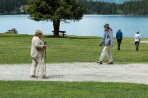 Personas mayores paseando parque