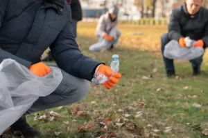 Personas mayores recogiendo basura