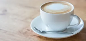 Taza de cafe con leche y cuchara