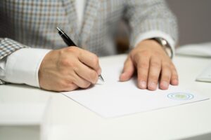 Manos sobre papel firmando documento