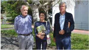 Tres personas mayores presentando revista gaudeamus