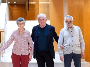 Víctor Manuel acompañado de personas mayores