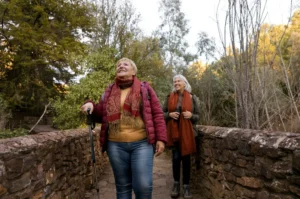 Pareja mayores senderismo