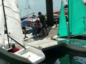 Hombre en silla de ruedas en club nautico carreño