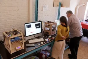 Hombre mayor y mujer joven en un laboratorio tecnico