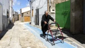 Mujer mayor con andador por calle adapatada pescueza