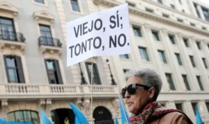 Mujer mayor con pancarta viejo si pero tonto no