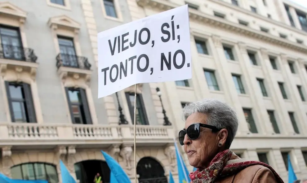 Mujer mayor con pancarta viejo si pero tonto no