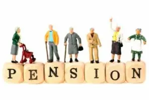 Palabra pension con personas mayores en cada letra
