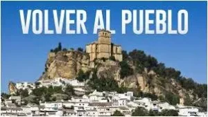 Panoramica de un pueblo con una iglesia sobre una colina