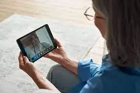 Persona mayor haciendo videollamada medica