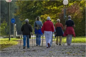 Personas mayores de paseo al aire libre