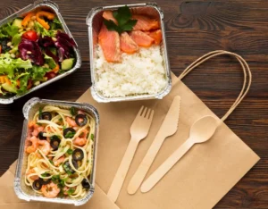 Sobras de alimentos aptos para consumir en envases reciclables con bolsa de papel