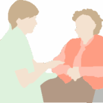 Profesional cuidando a persona mayor en silla de ruedas