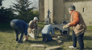 Grupo de personas mayores trabajando juntos al aire libre