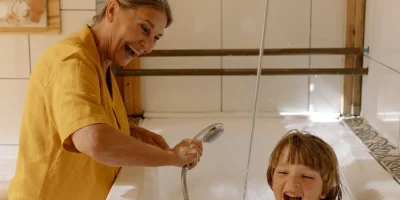 Abuela con nieto en la bañera