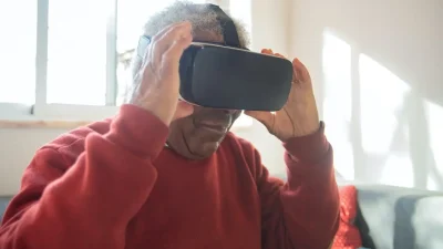 Hombre mayor con gafas de realidad virtual