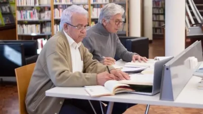 Hombre mayores en biblioteca estudiando