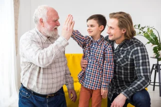 Hombres mayores y niño chocando las manos