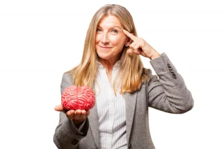 Mujer con cerebro en mano y señalando su cabeza