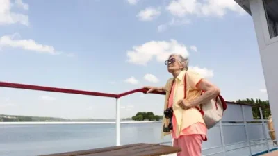 Mujer mayor con gafas de sol en un barco
