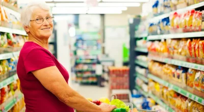 Mujer mayor en supermercado