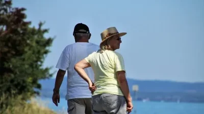 Pareja de paseo por sombra