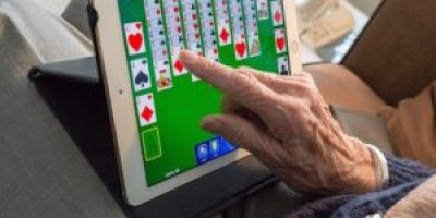 Persona mayor utilizando tablet