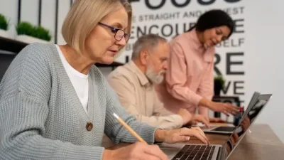 Personas mayores con ordenadores